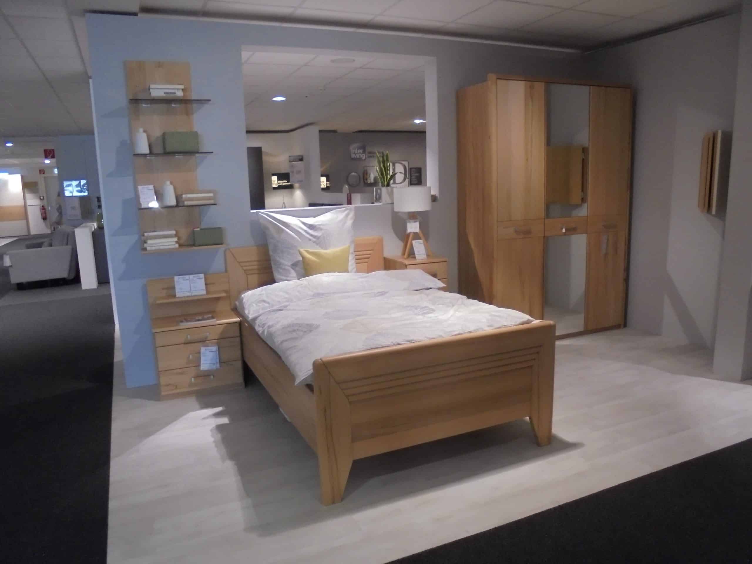 Schlafzimmer Valerie in Kernbuche teilmassiv, bestehend aus Bett, Nako, Kommode und Drehtürenschrank, inkl. Zubehör, bei Möbelhaus Thiex im Abverkauf über 32 % reduziert.